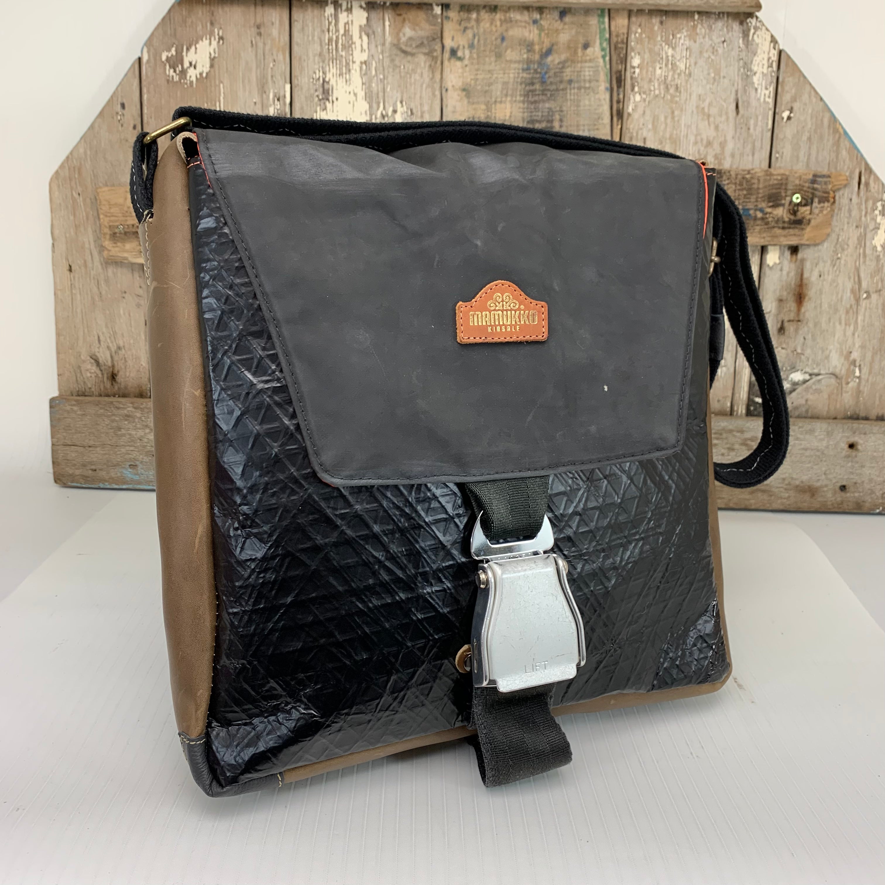 Hugo boss messenger bag leather sales